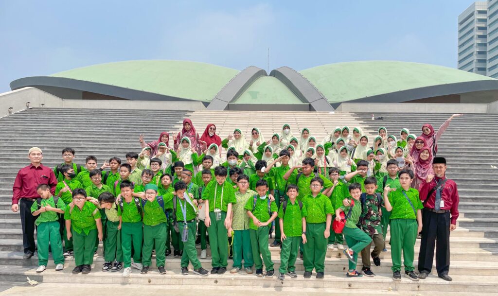 Gedung MPR DPR RI: Menyaksikan Film, Mengunjungi Perpustakaan, dan Berkeliling Gedung