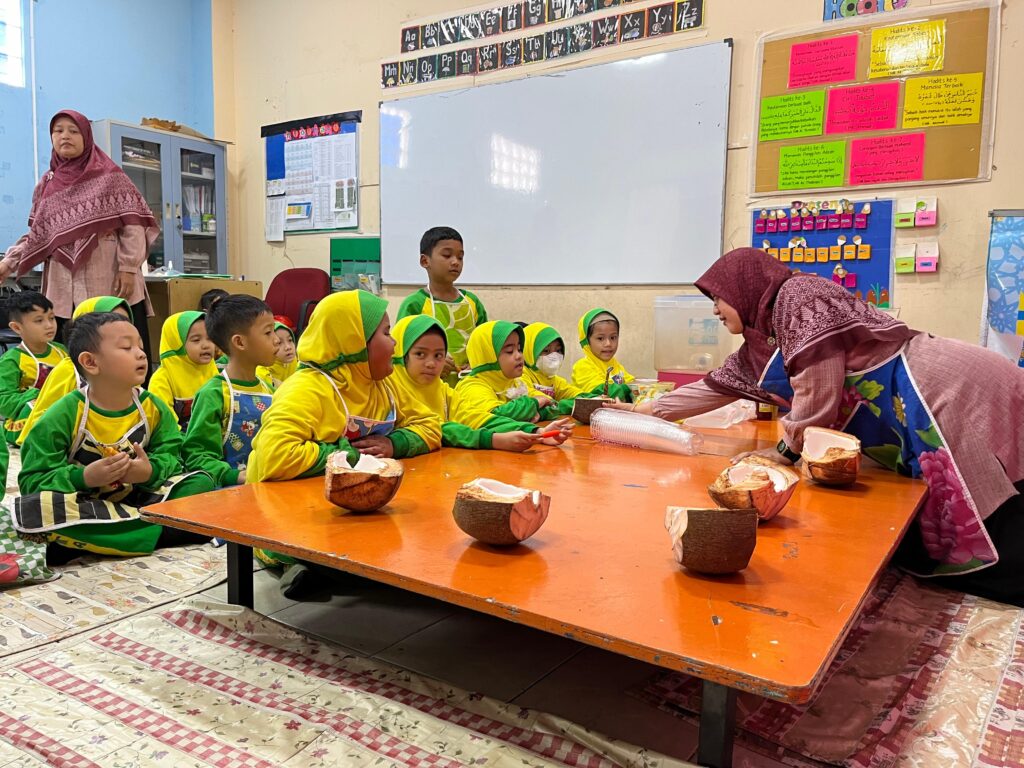 Project-Based Learning di Sekolah Islam Jakarta Barat Exiss Abata: Membuat Es Kelapa Segar!