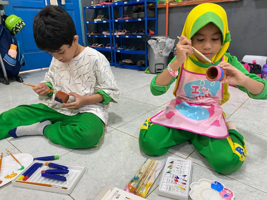 Project-Based Learning Kelas 2 SD EXISS ABATA: Kreativitas Melukis Gerabah di Sekolah Islam Jakarta Barat