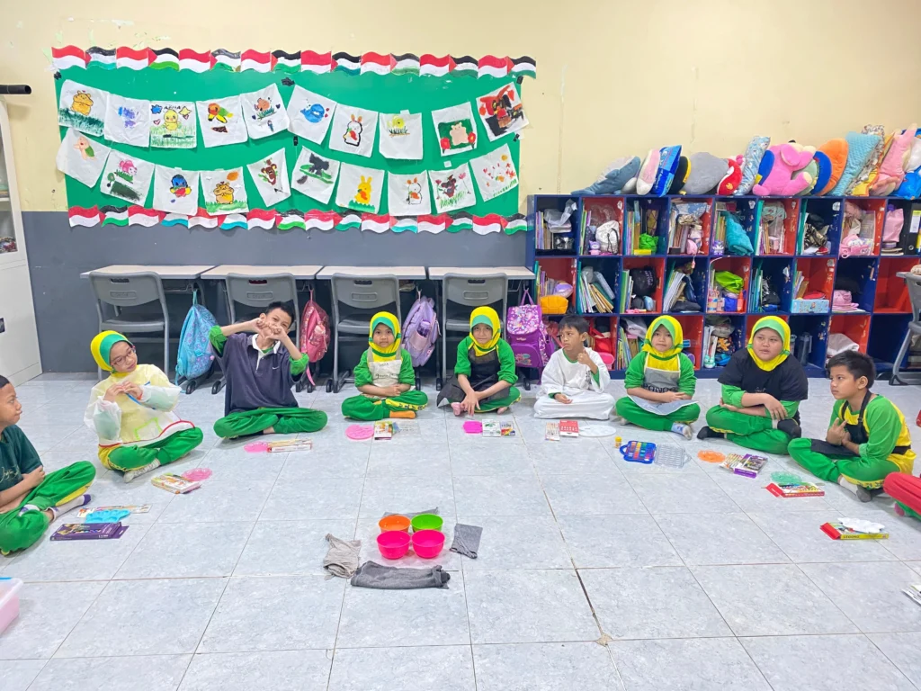 Project-Based Learning Kelas 2 SD EXISS ABATA: Kreativitas Melukis Gerabah di Sekolah Islam Jakarta Barat
