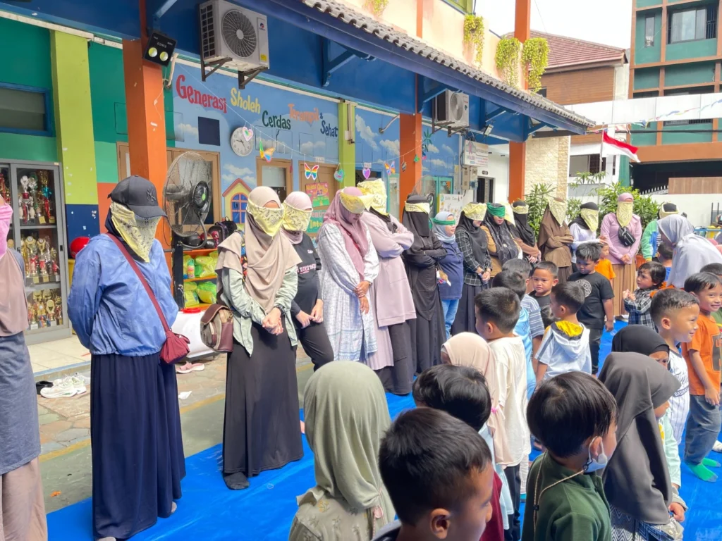 Peringatan Hari Ibu di KB - TK EXISS ABATA: "Ibu Engkaulah Kunci Surgaku"